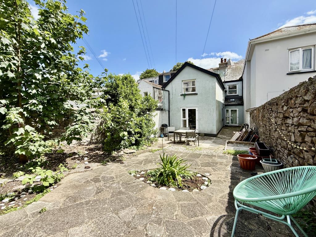 Lot: 23 - RESIDENTIAL INVESTMENT COMPRISING THREE FLATS - Rear of the property